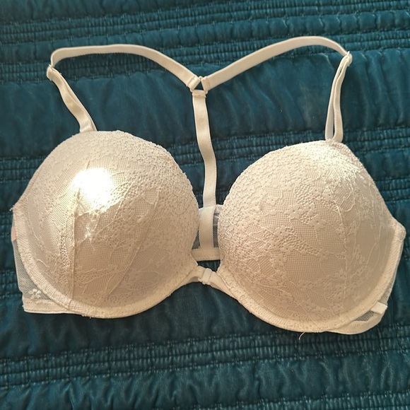 Victoria’s Secret 3 padded bras 36 D - Picture 2 of 7